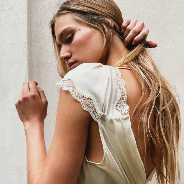 Zara lanza su primer vestido de novia (de verdad) y es esta maravilla de 129 euros que se ha agotado en minutos y ya tiene lista de espera