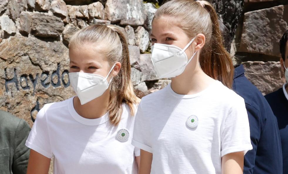 Los looks más sorprendentes y nunca vistos de la Princesa Leonor y la Infanta Sofía: vaqueros pitillo rotos, botas de montaña y camiseta blanca básica