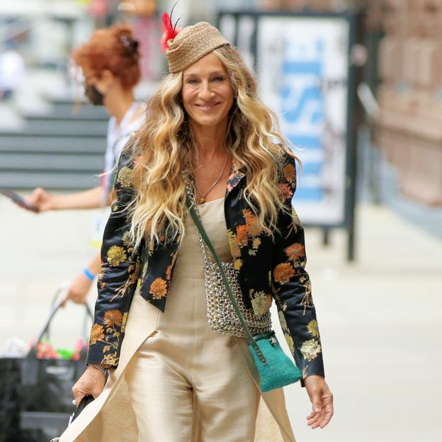 Ni babylights ni balayage, las mechas que rejuvenecen y disimulan las canas son las face framing que lleva Sarah Jessica Parker