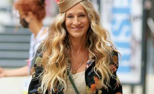 Ni babylights ni balayage, las mechas que rejuvenecen y disimulan las canas son las face framing que lleva Sarah Jessica Parker