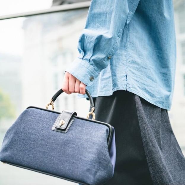 El bolso que combina con todo y vas a llevar todo el año es denim y hemos encontrado dos irresistibles