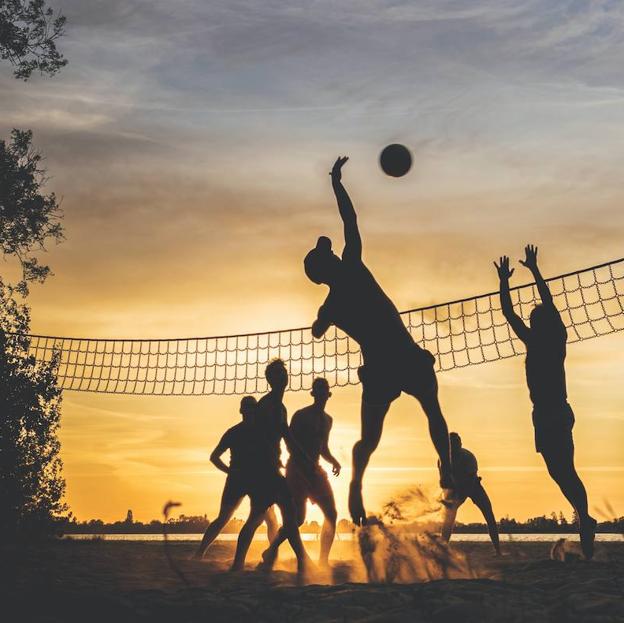 Voley, pádel, snorkeling... Las mejores prácticas deportivas para compartir este verano con tus amigos