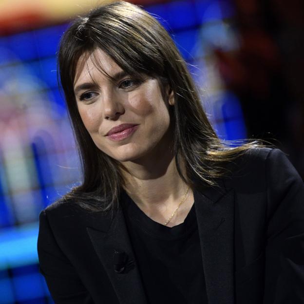 De la melena XXL con flequillo a las ondas al agua: Pincha en la imagen para ver todos los peinados rejuvenecedores de Carlota Casiraghi que son pura inspiración.