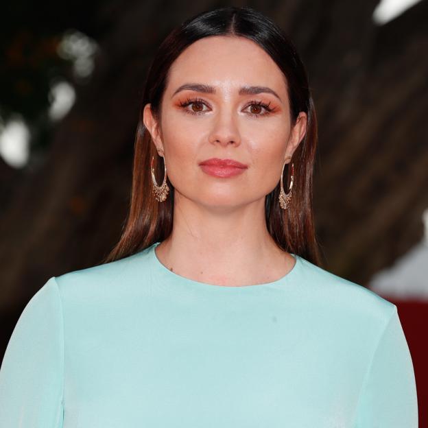 Vestido de Uterqüe y sandalias de tacón cómodo, el look de Dafne Fernández con el que arrasar una noche de verano