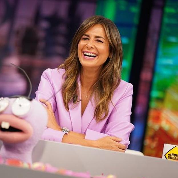 Rojo y camisero, así es el vestido midi de Nuria Roca que tienes que copiar para triunfar en verano