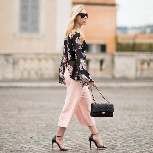 Pon un culotte color pastel en tu armario y asegúrate un estilismo impecable con una camisa o camiseta blanca