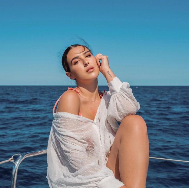 El bikini negro de Alba Díaz es el que mejor sienta y el que más favorece, tengas la talla que tengas (y nunca pasa de moda)