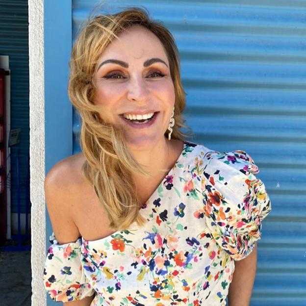 El conjunto estampado rebajadísimo con blusa y pantalones de Ana Milán lo tiene todo: cómodo, ponible y súper rejuvenecedor