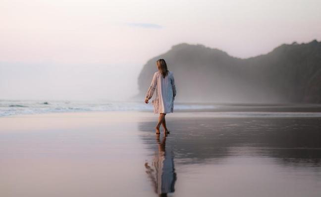 Caminar por la playa: por qué es bueno para tu cuerpo, tu corazón y tu mente