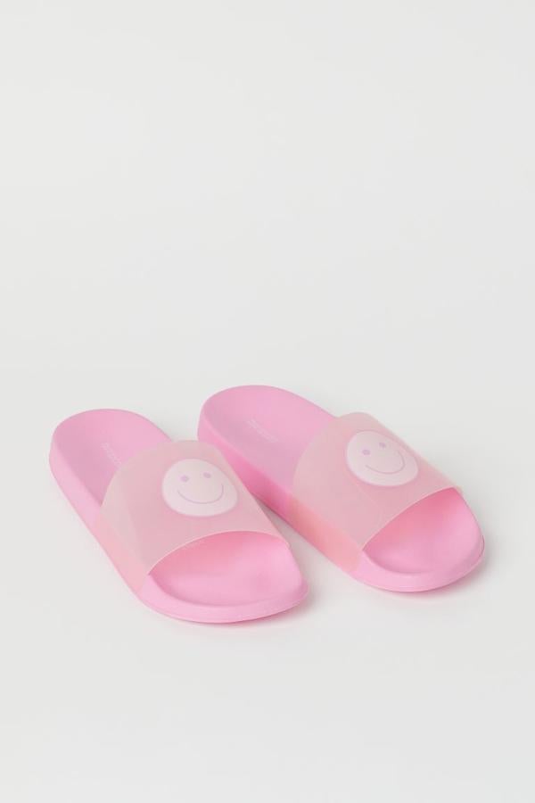 Sandalias y chanclas bonitas y originales para triunfar con tu look de playa y piscina