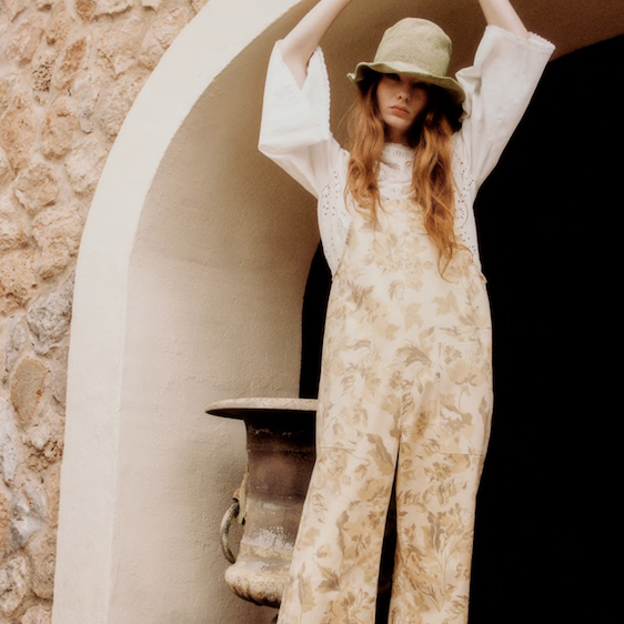 Locura con el denim estampado: el peto, el short y los vaqueros de flores favoritos del verano