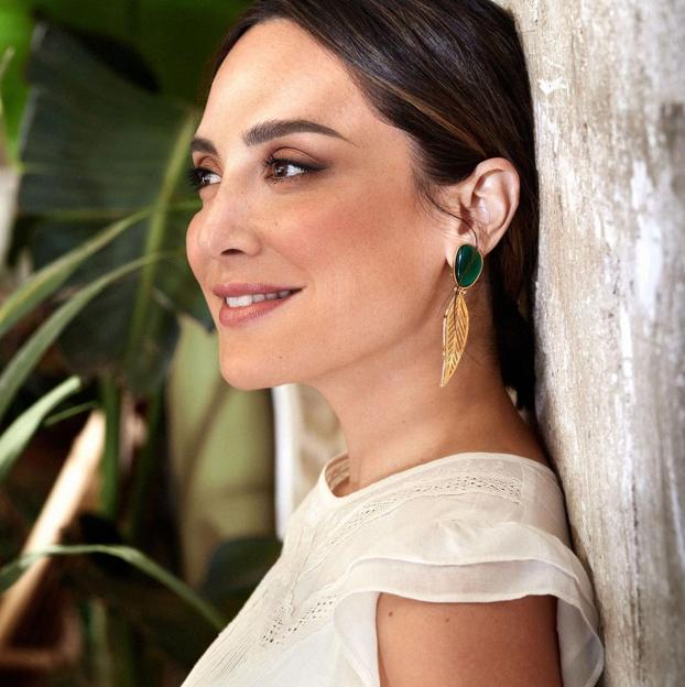 Tamara Falcó anuncia una sorpresa con un vestido camisero midi de Massimo Dutti que queda de maravilla