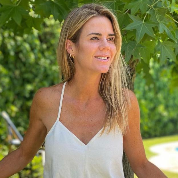 Los polvos compactos que usa Amelia Bono para tener un tono de piel bronceado sin pisar la playa