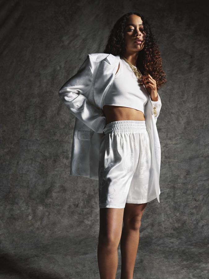 Una blazer satinada o los vaqueros noventeros: Así es la colección de Bershka y NBA que va a enamorar a las amantes del baloncesto y el boxeo