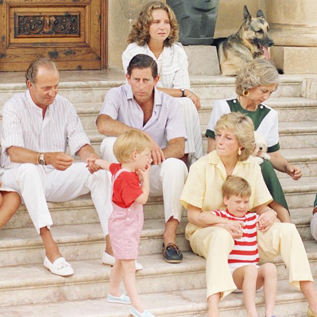 Los príncipes de Gales y sus hijos posan en la escalinata de Marivent con el rey Juan Carlos, la infanta Elena y la reina Sofías.