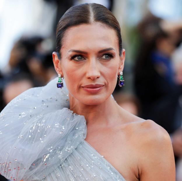 El moño bajo y pulido de Nieves Álvarez es el peinado más chic del verano (¡y rejuvenece!)