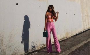 Fluido y color rosa chicle, así es el pantalón de Zara que este verano triunfa entre las influencers