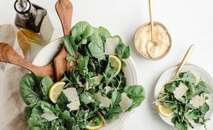 Sésamo, vinagre balsámico, yogur griego y otras formas estupendas de aliñar una ensalada sin añadirle calorías