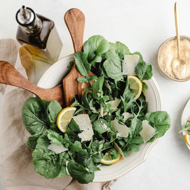 Sésamo, vinagre balsámico, yogur griego y otras formas estupendas de aliñar una ensalada sin añadirle calorías