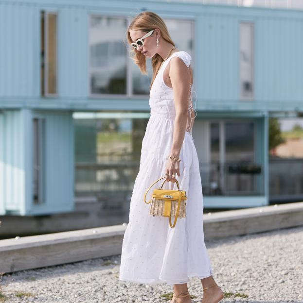 Este vestido midi cuesta menos de 40 euros y te servirá tanto para ir a la playa como para ir a la oficina (¡y está disponible en dos colores!)