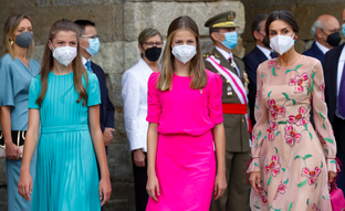 La princesa Leonor y la infanta Sofía se apuntan a los colores del verano (y que arrasan entre las inlfuencers) mientras que Letizia repite vestido en Santiago de Compostela