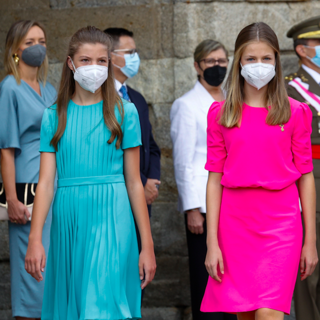 La princesa Leonor y la infanta Sofía se apuntan a los colores del verano (y que arrasan entre las inlfuencers) mientras que Letizia repite vestido en Santiago de Compostela