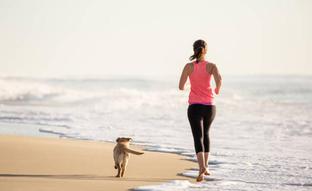 Por qué es tan bueno correr por la playa: músculos, energía y otros beneficios que quizá no te esperabas