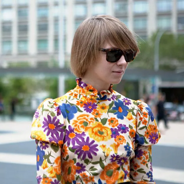 Dos blusas con estampado de flores que van a darle a tus estilismos el veraniego que necesitan | Mujer