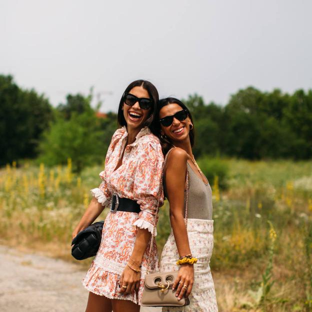 Mini, de cuadros y con un volante: la mejor compra de la temporada es esta falda blanca y fucsia que hemos encontrado en Uterqüe