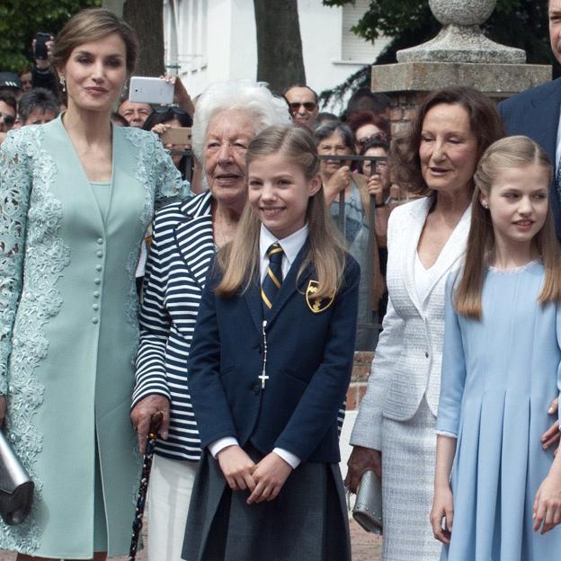 Junto a la abuela de la Reina Letizia, Menchu Álvarez del Valle, sus bisnietas la princesa Leonor y la infanta Sofía, letizicia Ortiz y su madre, Paloma Rocasolano.