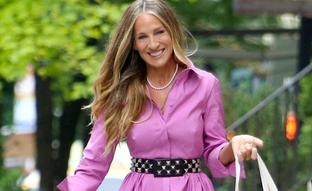 Vestido midi de tirantes y blusa: el truco de estilo de Sarah Jessica Parker para rejuvenecer a los 50 con un look diferenciador