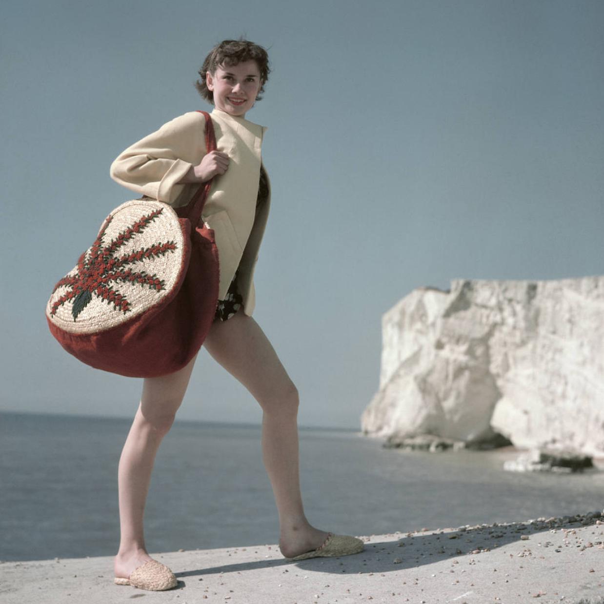 La actriz Audrey Hepburn durante un día de playa en 1951./Popperfoto/Getty Images