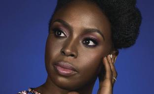 Chimamanda Ngozi Adichie, la activista que ha reinventado el feminismo, analiza ahora el dolor y la pérdida