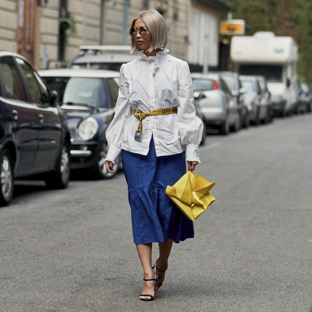 Dos camisas blancas de Uterqüe que se van a convertir en tus favoritas para tus looks con pantalones y con shorts