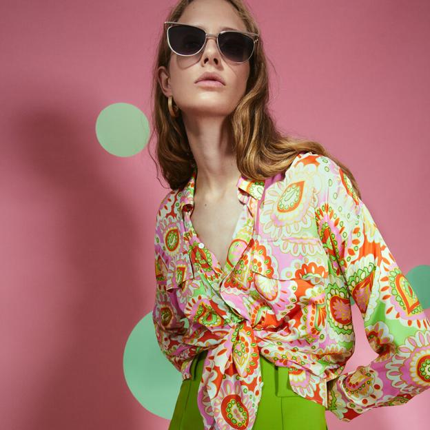 Esta es la blusa con estampado psicodélico que marca tendencia y que puedes combinar de mil formas