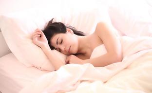 ¿Problemas para dormir con calor? Cinco trucos para combatir el insomnio en verano