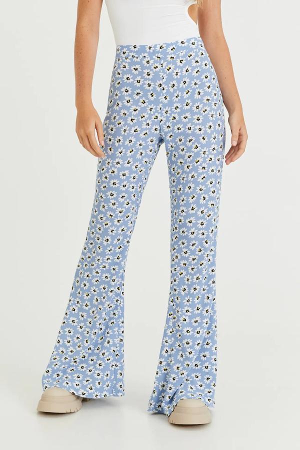 Descubre el poder de los pantalones campana con estas 11 bonitas y favorecedoras propuestas de Pull & Bear