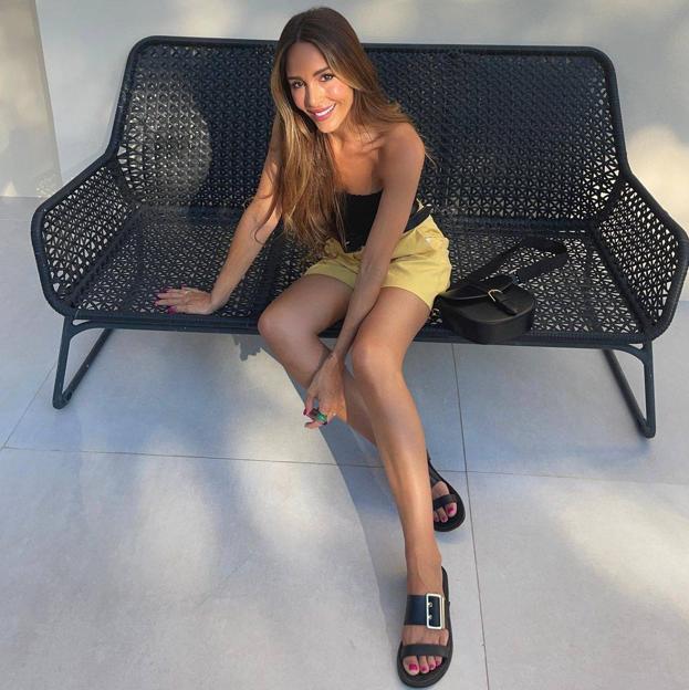 Bermudas de lino y sandalias planas, así es el conjunto de influencer más estiloso del verano