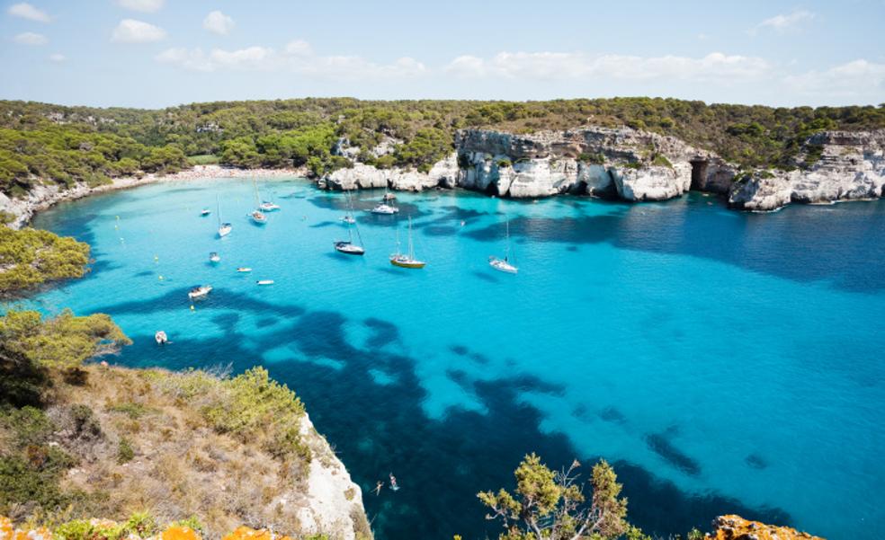 Viaje a las islas: de Baleares a Canarias, todo lo que puedes ver, hacer, comer y disfrutar este verano