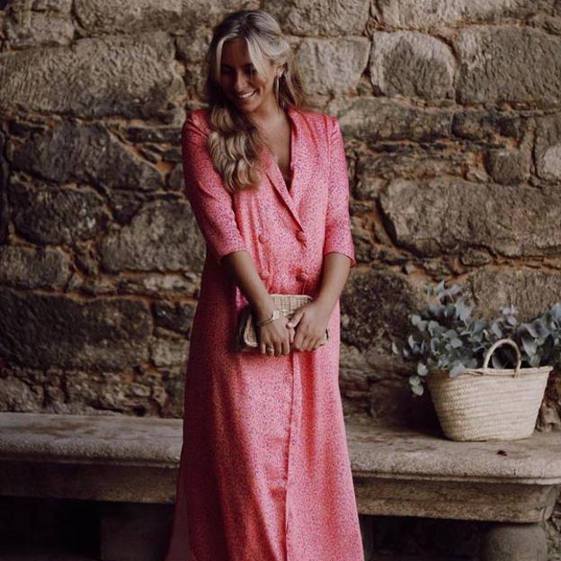 Coleta baja pulida con raya lateral, el peinado de invitada que copiarás a las famosas en tu próximo evento