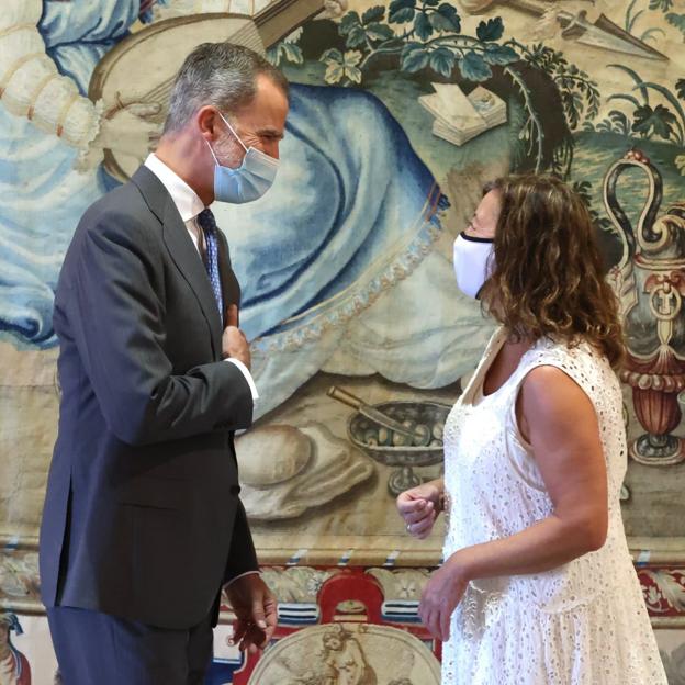 El rey Felipe VI recibiendo en el palacio de la Almudaina a Francina Armengol I Socias, presidenta de las Illes Balears 