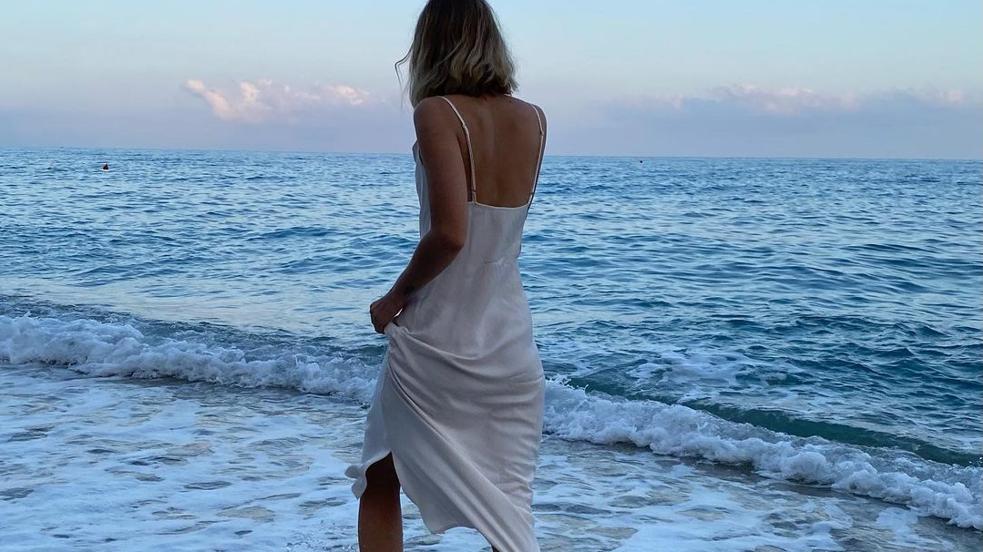 7 vestidos lenceros imprescindibles para las vacaciones que sientan igual de bien con sandalias planas y tacones