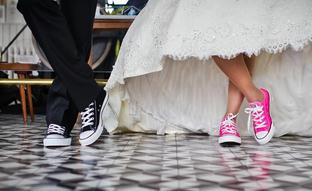 Las zapatillas de Converse para novias (y novios) que son perfectas para llevar como segundos zapatos el día de tu boda