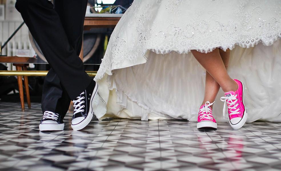 Las zapatillas de Converse para novias (y novios) que son perfectas para llevar como segundos zapatos el día de tu boda