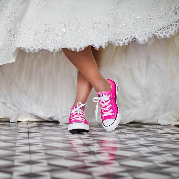 Las zapatillas de Converse para novias (y novios) que son perfectas para llevar como segundos zapatos el día de tu boda