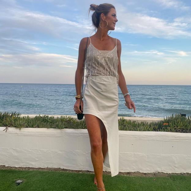 Amelia Bono apuesta por una falda midi asimétrica de Zara que estiliza un montón, ¡y cuesta menos de 8 euros!