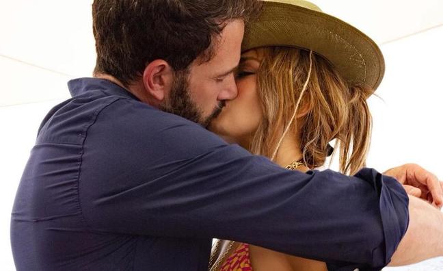 Así es la segunda luna de miel de Jennifer Lopez y Ben Affleck en un yate de 130 millones de dólares que surca el Mediterráneo: muestras de amor, derroche y mil fotos