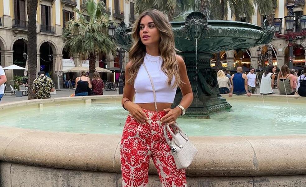 Los pantalones estampados de Zara (con top a juego) que ya son los favoritos de las influencers porque estilizan y sientan de maravilla