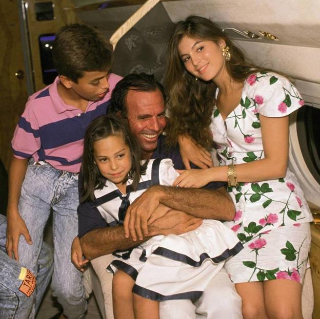 Tamara Falcó recupera en Instagram una foto de Chabeli Iglesias de hace 30 años y su conjunto de flores noventero es todo lo que necesitamos este verano