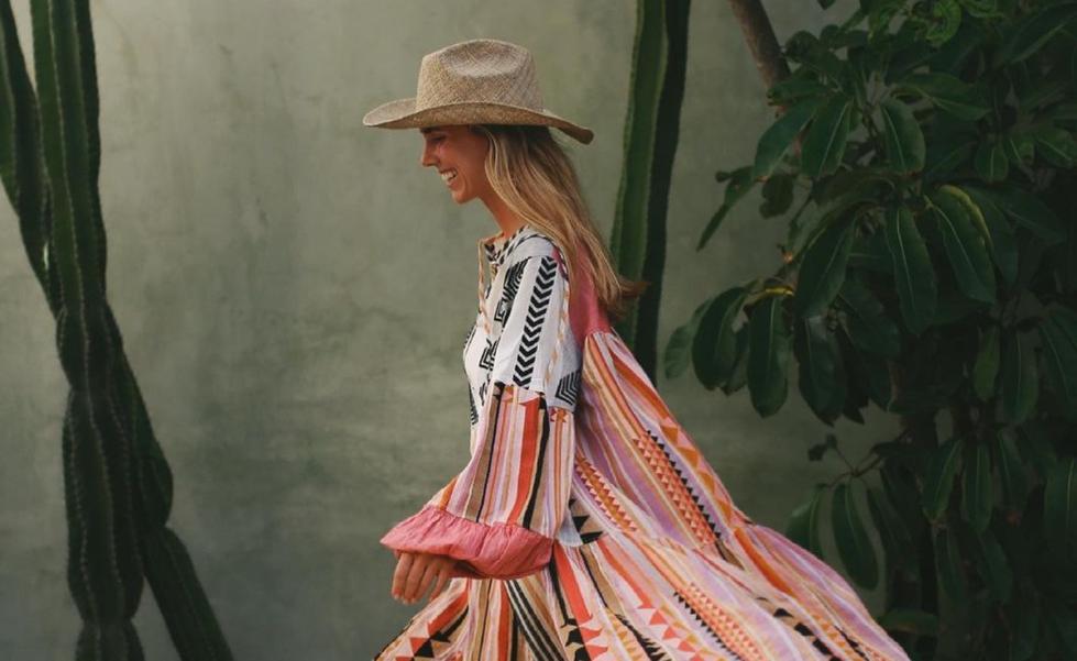 El nuevo vestido midi de Stradivarius de estilo boho que te pondrás ahora con sandalias y en otoño con botas